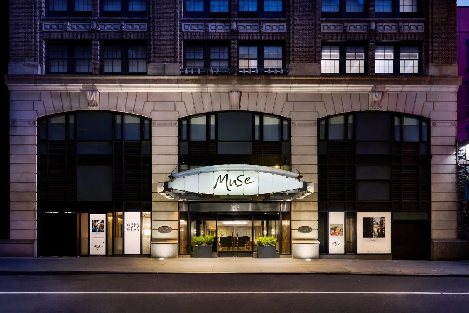 Fachada do The Muse New York na 130 W 46th St